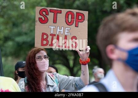 Austin, TX, USA. April 2021. Dr. ADA-RHODES, KURZ aus Austin, hält ein Zeichen, als Transgender-Jugendliche, Eltern und mehrere demokratische Gesetzgeber sich am Mittwochabend an den Südstufen des texanischen Kapitols versammelten und mehrere Anti-LGBTQ-Gesetzesvorlagen kritisierten, die sich einen Monat vor der Vertagung durch die 87. Legislaturperiode schlängeln. Quelle: Bob Daemmrich/ZUMA Wire/Alamy Live News Stockfoto
