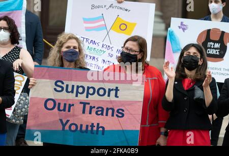 Austin, TX, USA. April 2021. Mehrere demokratische Gesetzgeber, darunter die Abgeordnete DONNA HOWARD, JULIE JOHNSON und GINA HINOJOSA aus Austin, sowie transgender-Jugendliche und -Eltern versammeln sich am Mittwochabend an den Südstufen des texanischen Kapitols und kritisieren mehrere Anti-Transgender-Gesetzesvorlagen, die sich einen Monat vor der Vertagung durch die 87. Legislaturperiode schlängeln. Quelle: Bob Daemmrich/ZUMA Wire/Alamy Live News Stockfoto