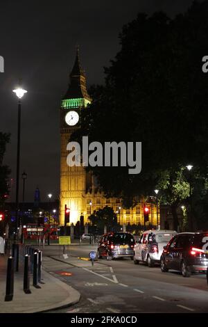 London, Großbritannien, 2.09.2016 - Big Ben bei Nacht. Nachtverkehr in der Parliament Street Stockfoto