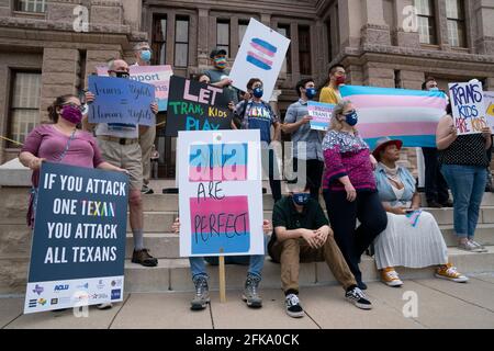 Austin, TX, USA. April 2021. Transgender-Jugendliche, Eltern und mehrere demokratische Gesetzgeber versammeln sich am Mittwochabend an den Südstufen des Texas Capitol und kritisieren mehrere Anti-LGBTQ-Gesetzesvorlagen, die sich einen Monat vor der Vertagung durch die 87. Legislaturperiode schlängeln. Quelle: Bob Daemmrich/ZUMA Wire/Alamy Live News Stockfoto