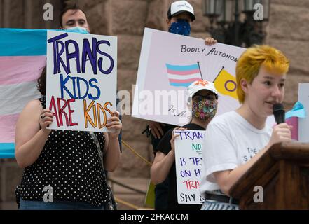 Austin, TX, USA. April 2021. Transgender-Jugendliche, Eltern und mehrere demokratische Gesetzgeber versammeln sich am Mittwochabend an den Südstufen des Texas Capitol und kritisieren mehrere Anti-Transgender-Gesetzesvorlagen, die sich einen Monat vor der Vertagung durch die 87. Legislaturperiode schlängeln. Quelle: Bob Daemmrich/ZUMA Wire/Alamy Live News Stockfoto