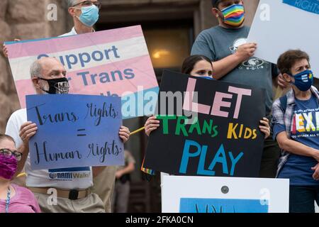 Austin, TX, USA. April 2021. Transgender-Jugendliche, Eltern und mehrere demokratische Gesetzgeber versammeln sich am Mittwochabend an den Südstufen des Texas Capitol und kritisieren mehrere Anti-Transgender-Gesetzesvorlagen, die sich einen Monat vor der Vertagung durch die 87. Legislaturperiode schlängeln. Quelle: Bob Daemmrich/ZUMA Wire/Alamy Live News Stockfoto