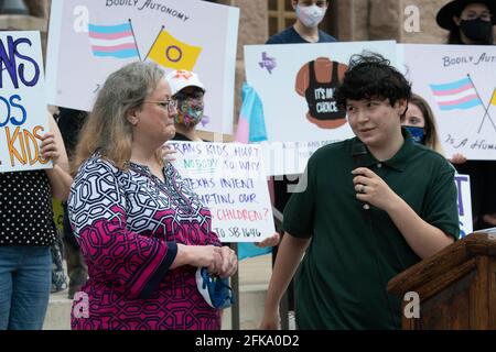 Austin, TX, USA. April 2021. BEN ELDER blickt auf seine Mutter ANN ELDER aus Houston, nachdem er als Transgender-Jugendliche, Eltern und mehrere Gesetzgeber am Mittwochabend an den Südstufen des Texas Capitol zusammenkamen und mehrere Anti-LGBTQ-Gesetzesvorlagen kritisiert hat, die sich einen Monat vor der Vertagung durch die 87. Legislaturperiode schlängeln. Quelle: Bob Daemmrich/ZUMA Wire/Alamy Live News Stockfoto