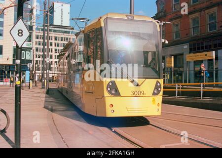 Manchester, Großbritannien - 3. April 2021: Eine Metrolink-Straßenbahn von Manchester (Bombardier M5000, Nr. 3009) am Petersplatz. Stockfoto