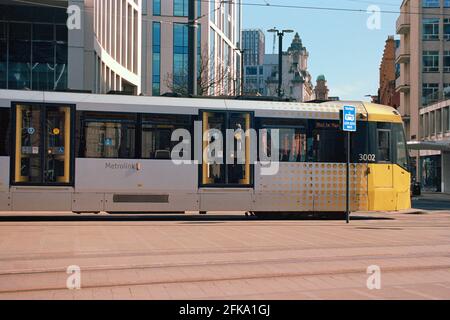 Manchester, Großbritannien - 3. April 2021: Eine Straßenbahn der Manchester Metrolink am St. Peter's Square. Stockfoto