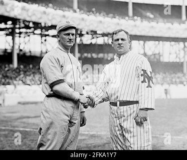 Harry Wolverton, New York Highlanders und John McGraw, New York Giants, auf dem Polo Grounds New York, 21. April 1912. Stockfoto