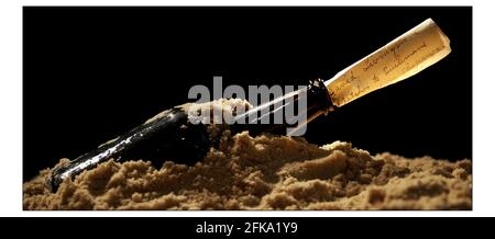 Ein von David Livingstone geschriebener Brief, der in einer Flasche an der Mündung des Zambesi-Flusses zurückgelassen wurde und von allen vorbeifahrenden Schiffen, die ihn gefunden haben, dringende Vorräte fordert, ist der Höhepunkt von Christies anstehender Auktion von Büchern aus der Sammlung Quentin Keynes. Das Schreiben hat eine Schätzung von 15.000-20.000 auf Verkauf 7 + 8 April 2004 (NB Dies ist eine Kopie des Schreibens in einer Flasche ähnlich der für die Fotozelle vorbereitet verwendet) Foto von David Sandison 17/2/2004 Stockfoto