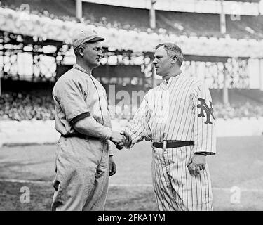 Harry Wolverton, New York Highlanders und John McGraw, New York Giants, auf dem Polo Grounds New York, 21. April 1912. Stockfoto