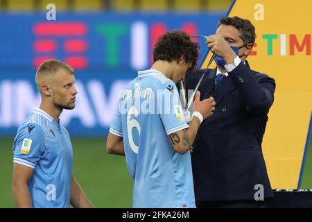 Parma, Italien, 28. April 2021. Romano Floriani Mussolini von der SS Lazio erhält seine Vizemedaille von Luigi De Siervo, Geschäftsführer der Lega Serie A, während der Siegerehrung des Spiels Primavera Coppa Italia im Stadio Ennio Tardini, Parma. Bildnachweis sollte lauten: Jonathan Moscrop / Sportimage Stockfoto