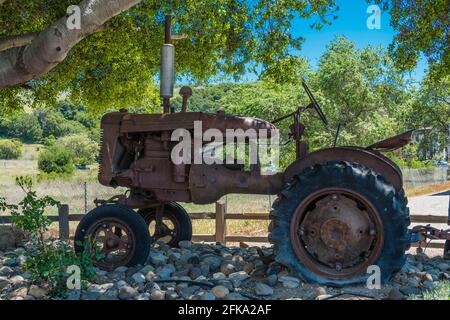 Ein antiker Traktor, der draußen ausgestellt ist. Stockfoto