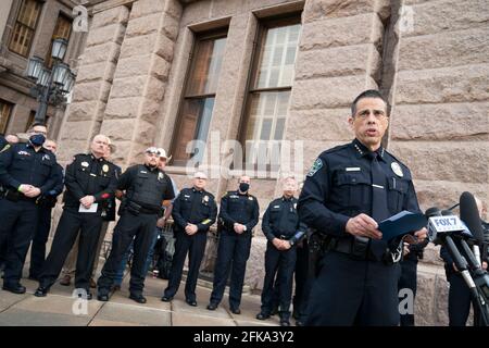 Austin, Texas, USA. April 2021. Joseph CHACON, Interim-Chef von Austin, spricht die Medien an, während die Polizeichefs von Texas im Texas Capitol gegen Gesetzesvorlagen im Senat sprechen, die es Personen über 21 Jahren ermöglichen würden, öffentlich eine Handfeuerwaffe ohne Lizenz- oder Schulungsbedarf zu führen. Die Gesetzgeber argumentieren, dass dies ihre Arbeit erschweren wird, da Waffenverbrechen landesweit in die Höhe schießen. Quelle: Bob Daemmrich/ZUMA Wire/Alamy Live News Stockfoto