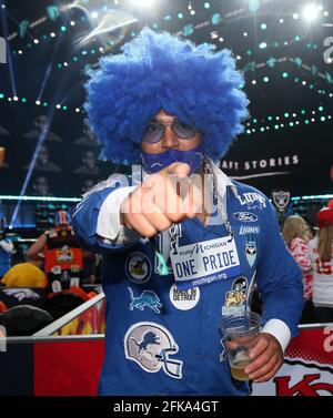 Cleveland, Usa. April 2021. Fans zeigen ihren Fanstil beim NFL Draft 2021 in Cleveland, Ohio, am Donnerstag, den 29. April 2021. Foto von Aaron Josefczyk/UPI Credit: UPI/Alamy Live News Stockfoto