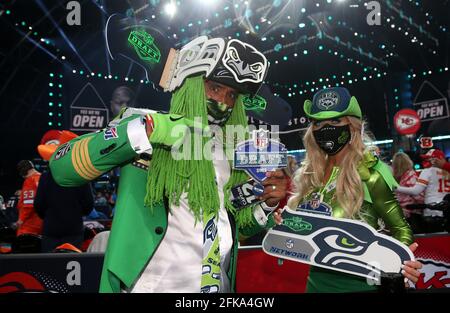 Cleveland, Usa. April 2021. Fans zeigen ihren Fanstil beim NFL Draft 2021 in Cleveland, Ohio, am Donnerstag, den 29. April 2021. Foto von Aaron Josefczyk/UPI Credit: UPI/Alamy Live News Stockfoto