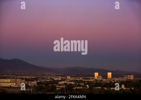 Nachtansicht der Skyline von Irvine, Kalifornien, USA. Stockfoto