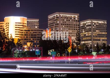 Nachtansicht der Skyline von Irvine, Kalifornien, USA. Stockfoto