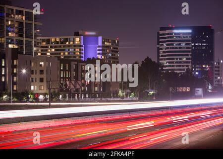 Nachtansicht der Skyline von Irvine, Kalifornien, USA. Stockfoto