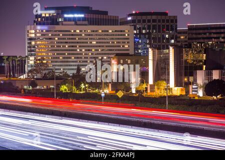 Nachtansicht der Skyline von Irvine, Kalifornien, USA. Stockfoto