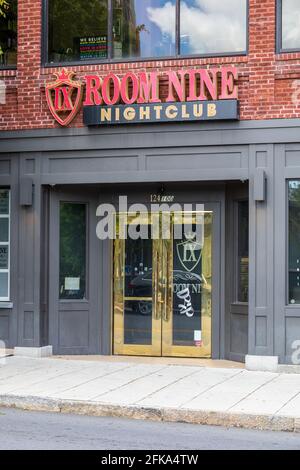 ASHEVILLE, NC, USA-25 APRIL 2021: Haupteingang und Schild für den 'Room Nine Nightclub', in der Innenstadt. Stockfoto