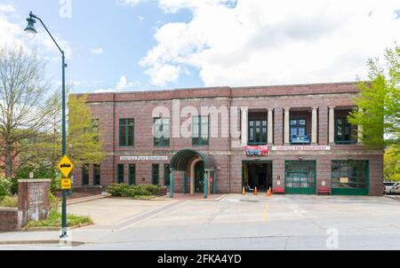 ASHEVILLE, NC, USA-25 APRIL 2021: Das Asheville Police Department und das Flire Department teilen sich ein Gebäude am Court Plaza in der Innenstadt. Frühmorgens. Stockfoto
