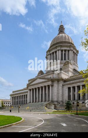 Olympia, WA, USA - 27. April 2021; das Legislative Building im Washington State Capitol an einem ruhigen Frühlingstag unter pastellblauem Himmel Stockfoto