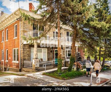 ASHEVILLE, NC, USA-25 APRIL 2021: Das Gray Rock Inn, erbaut 1911, wurde in den 2000er Jahren renoviert und bietet eine Vielzahl von Möbeln für Gäste. Stockfoto
