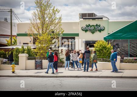 ASHEVILLE, NC, USA-25 APRIL 2021: Die Wicked Weed Brewing Co. Auf der Biltmore Ave. Hat eine Warteschlange für das Mittagessen. Stockfoto