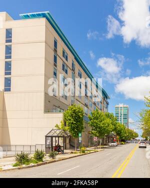 ASHEVILLE, NC, USA-25 APRIL 2021: Aloft Asheville Downtown Hotel an der Biltmore Ave., mit dem hohen, Art Deco Kimpton Hotel Arras in der Ferne. Stockfoto
