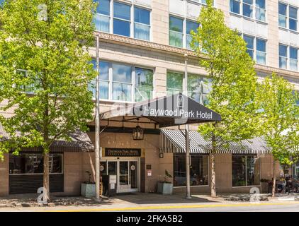 ASHEVILLE, NC, USA-25 APRIL 2021: Eingang zum Haywood Park Hotel, an der Battery Park Avenue, an einem sonnigen Frühlingstag. Stockfoto