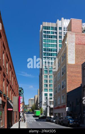 ASHEVILLE, NC, USA-25 APRIL 2021: Blick von der College St. in Richtung Buncombe County Courthouse, vorbei am alten Kress-Gebäude und dem neuen Kimpton Hotel Arras Stockfoto