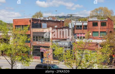 ASHEVILLE, NC, USA-25 APRIL 2021: Ältere Geschäftsgebäude am Broadway in der Nähe von Woodfin St. Blue Sky, Frühlingstag. Stockfoto