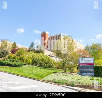 ASHEVILLE, NC, USA-25 APRIL 2021: Mission Health Emergency Entrance, St. Joseph Campus, Asheville Specialty Hospital. Informationsschild und Gebäude. Stockfoto