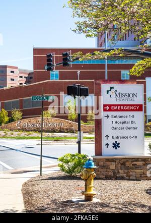 ASHEVILLE, NC, USA-25 APRIL 2021: Mission Hospital, Eingangsschilder von der Builtmore Ave am Hospital Drive. Schilder und Gebäude. Stockfoto