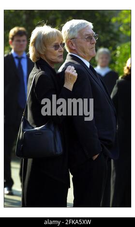 Beerdigung von Adam Faith im Kremitorium in Royal Tunbridge Wells. Michael Parkinson und seine Frau Mary.pic David Sandison 19/3/2003 Stockfoto