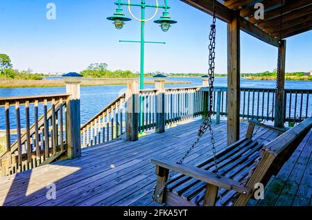 Eine Schaukel auf der Veranda blickt auf den Escatawpa River im Riverfront Welcome Center, 25. April 2021, in Moss Point, Mississippi. Stockfoto