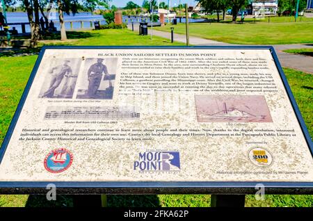 Eine historische Markierung ehrt Matrosen der Black Union, die während des Bürgerkrieges am Jackson County Veterans Memorial in Moss Point, Mississippi, gedient haben. Stockfoto