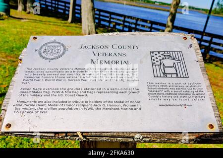 Das Jackson County Veterans Memorial ist im J. Chester Parks Riverfront Park, 29. April 2021, in Moss Point, Mississippi, abgebildet. Stockfoto