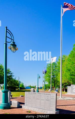 Das Jackson County Veterans Memorial ist im J. Chester Parks Riverfront Park, 29. April 2021, in Moss Point, Mississippi, abgebildet. Stockfoto