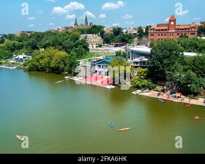 Die Uferpromenade von Georgetown in Washington D.C. ist ein geschäftiges Zentrum für sommerliche Wassersportangebote und -Aktivitäten. Diese Aufnahme von Key Bridge. Stockfoto