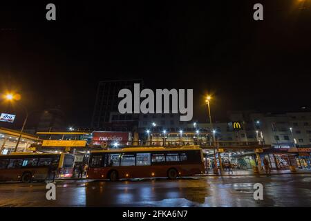 Bild eines Stadtbusses in Belgrad, Serbien, auf dem Busbahnhof von Zeleni Venac, einem der wichtigsten der Hauptstadt Serbiens, in der Nacht. Stockfoto