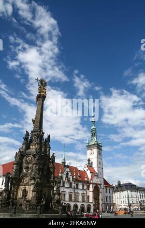 Bild des Panoramas des Platzes Horni namesti in Olomouc, tschechische republik, mit der Heiligen dreifaltigkeitssäule vor dem Platz und dem Rathaus, Radnice, im Hintergrund Stockfoto