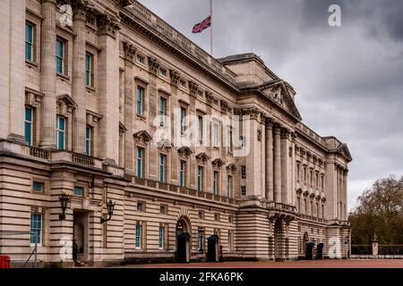 Die Unionsflagge fliegt nach dem Tod von Prinz Philip, dem Herzog von Edinburgh, London, Großbritannien, halb Mast vor dem Buckingham Palace. Stockfoto