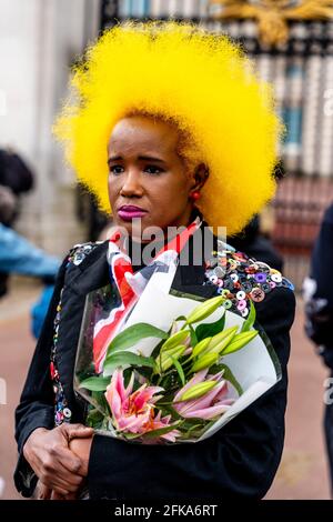 Eine junge Britin zollt Prinz Philip ihren Respekt, der kürzlich durch das Verlegen von Blumen vor den Toren des Buckingham Palace, London, Großbritannien, verstorben war. Stockfoto