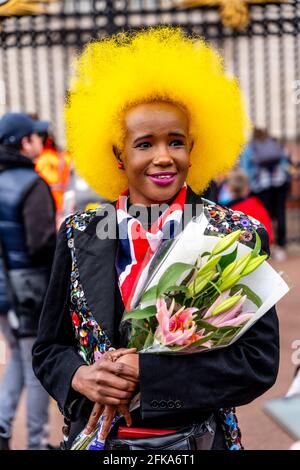 Eine junge Britin zollt Prinz Philip ihren Respekt, der kürzlich durch das Verlegen von Blumen vor den Toren des Buckingham Palace, London, Großbritannien, verstorben war. Stockfoto