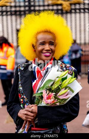 Eine junge Britin zollt Prinz Philip ihren Respekt, der kürzlich durch das Verlegen von Blumen vor den Toren des Buckingham Palace, London, Großbritannien, verstorben war. Stockfoto