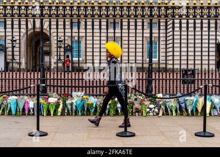 Eine junge Britin zollt Prinz Philip ihren Respekt, der kürzlich durch das Verlegen von Blumen vor den Toren des Buckingham Palace, London, Großbritannien, verstorben war. Stockfoto