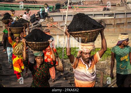 Männer Frauen, die hart in der Kohlefabrik arbeiten Ich habe dieses Bild am 17-11-2018 von Amen Bazar, Dhaka, Bangladesch aufgenommen Stockfoto