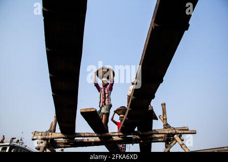 Tagesarbeit beim Hochladen von Kohle aus dem Boot Ich habe dieses Bild am 17-11-2018 von Amen Bazar, Dhaka, Bangladesch aufgenommen Stockfoto
