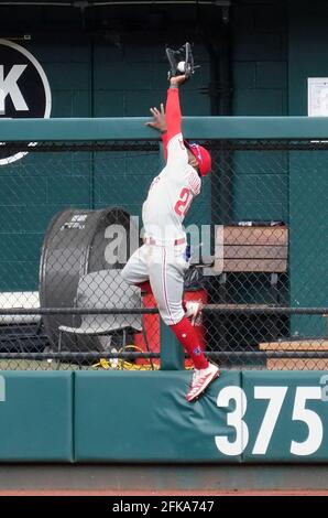 St. Louis, Usa. April 2021. Der Rechtsfeldspieler Roman Quinn von Philadelphia Phillies geht am Donnerstag, den 29. April 2021, im fünften Inning im Busch Stadium in St. Louis, um zunächst einen Ball von den St. Louis Cardinals Matt CarPenter zu fangen. Quinn konnte sich nicht halten, da der Baseballspieler in den Bullpen fiel, was zu einem drei-Lauf-Heimlauf für die Mannschaft von Corpenter führte. Foto von Bill Greenblatt/UPI Credit: UPI/Alamy Live News Stockfoto