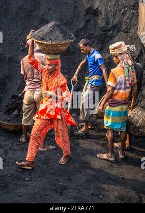 Menschen, die hart dafür arbeiten, den harten Lebensstil zu ändern, habe ich dieses Bild am 17-11-2018 aus Amen Bazar, Dhaka, Bangladesch, Asien aufgenommen Stockfoto