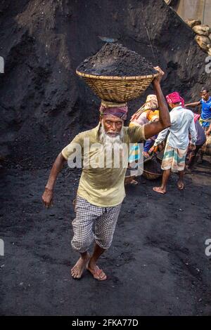 Menschen, die hart dafür arbeiten, den harten Lebensstil zu ändern, habe ich dieses Bild am 17-11-2018 aus Amen Bazar, Dhaka, Bangladesch, Asien aufgenommen Stockfoto